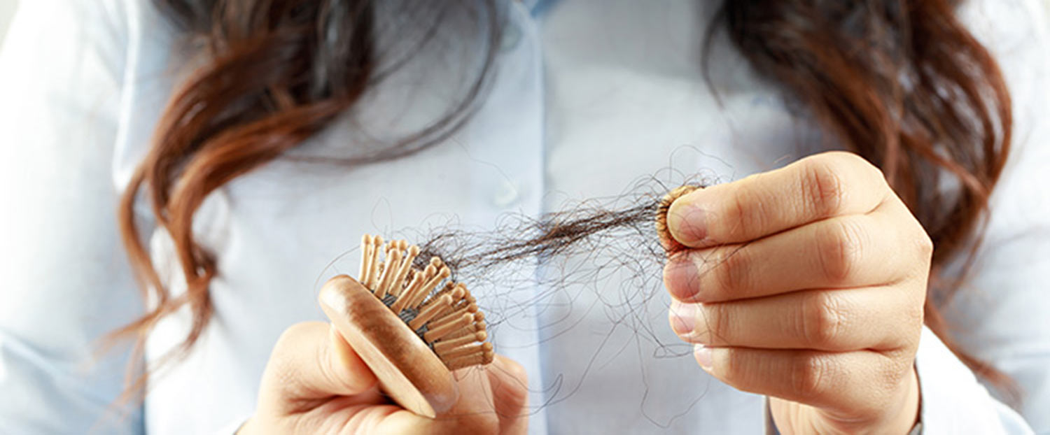 haarausfall Bild zeigt Bürste mit Haarausfall
