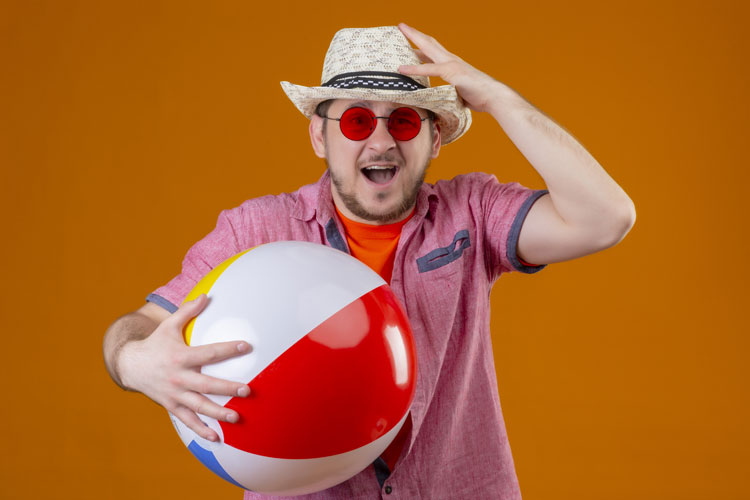 dhi-meditouri-header Mann mit Hut und Wasserball