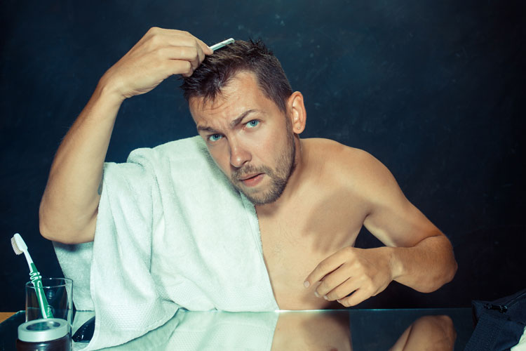 dhi-self-header Mann frisiert sich unschlüssig